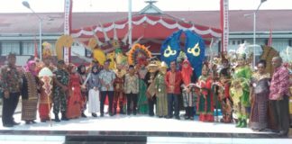 Karnaval Tenun Sambas Pertama di Kalbar KARNAVAL TENUN. Bupati Sambas H Atbah Romin Suhaili Lc, Wakil Bupati Sambas Hj Hairiah SH MH, Kapolres Sambas AKBP Cahyo Hadi Prabowo, Kasi Intel Kejari Sambas Heri, Kepala Diskumindag Sambas Ir Musanif MT foto bersama peserta Karnaval Tenun Sambas, Minggu (19/8) di Halaman Kantor Bupati Sambas. Sairi