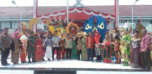 Karnaval Tenun Sambas Pertama di Kalbar KARNAVAL TENUN. Bupati Sambas H Atbah Romin Suhaili Lc, Wakil Bupati Sambas Hj Hairiah SH MH, Kapolres Sambas AKBP Cahyo Hadi Prabowo, Kasi Intel Kejari Sambas Heri, Kepala Diskumindag Sambas Ir Musanif MT foto bersama peserta Karnaval Tenun Sambas, Minggu (19/8) di Halaman Kantor Bupati Sambas. Sairi