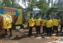 Qurban Era Milenial Simon Jonathan menyerahkan secara simbolis sapi qurban dengan berat 1 ton kepada PP Muhammadiyah dan PB Nahdlatul Ulama.