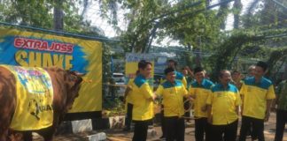 Qurban Era Milenial Simon Jonathan menyerahkan secara simbolis sapi qurban dengan berat 1 ton kepada PP Muhammadiyah dan PB Nahdlatul Ulama.