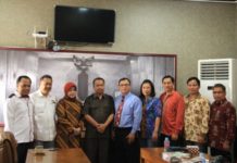 Komisi V Dukung Program Magister Lingkungan UNKA Sintang Audiensi Unka. Ketua Komisi V DPRD Provinsi Kalbar, Markus Amid diabadikan bersama civitas akademika Unka Sintang usai melakukan audiensi di ruang rapat Komisi V di Gedung Perlemen Kalbar, Senin (20/8). Zainudin/RK.