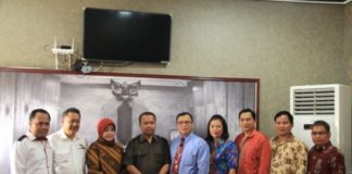 Komisi V Dukung Program Magister Lingkungan UNKA Sintang Audiensi Unka. Ketua Komisi V DPRD Provinsi Kalbar, Markus Amid diabadikan bersama civitas akademika Unka Sintang usai melakukan audiensi di ruang rapat Komisi V di Gedung Perlemen Kalbar, Senin (20/8). Zainudin/RK.