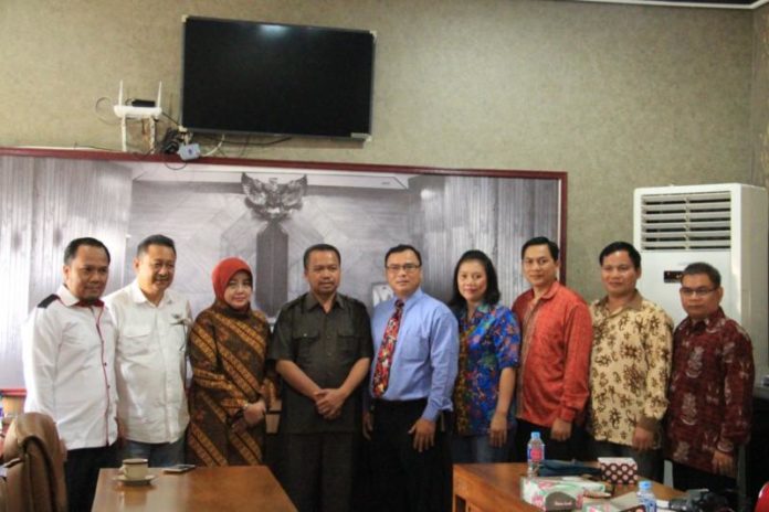 Audiensi Unka. Ketua Komisi V DPRD Provinsi Kalbar, Markus Amid diabadikan bersama civitas akademika Unka Sintang usai melakukan audiensi di ruang rapat Komisi V di Gedung Perlemen Kalbar, Senin (20/8). Zainudin/RK.