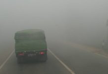 Kabut Asap Ganggu Aktivitas Masyarakat Kabut Asap. Beginilah suasana pagi hari di Jalan Trans Kalimantan, Sungai Ambawang, Kabupaten Kubu Raya yang diselimuti kabut asap yang kian pekat, sehingga jarak pandang menjadi terbatas, Senin (20/8). Zainudin/RK.