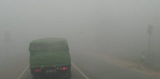 Kabut Asap Ganggu Aktivitas Masyarakat Kabut Asap. Beginilah suasana pagi hari di Jalan Trans Kalimantan, Sungai Ambawang, Kabupaten Kubu Raya yang diselimuti kabut asap yang kian pekat, sehingga jarak pandang menjadi terbatas, Senin (20/8). Zainudin/RK.