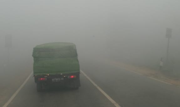 Kabut Asap. Beginilah suasana pagi hari di Jalan Trans Kalimantan, Sungai Ambawang, Kabupaten Kubu Raya yang diselimuti kabut asap yang kian pekat, sehingga jarak pandang menjadi terbatas, Senin (20/8). Zainudin/RK.