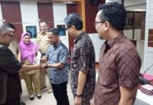 Alfriady Ivan Sahadula Jawara Sayembara Tugu Kubu Raya Penyerahan Piagam. Bupati Kubu Raya, H Rusman Ali menyerahkan piagam serta uang pembinaan terhadap juara 1 sayembara perancangan penataan Bundaran Arteri Supadio Kabupaten Kubu Raya, Alfriady Ivan Sahadula di Kantor Bupati Kubu Raya. Syamsul Arifin/RK.