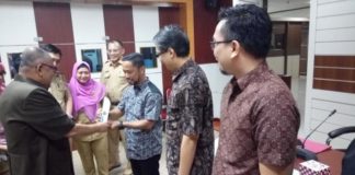 Alfriady Ivan Sahadula Jawara Sayembara Tugu Kubu Raya Penyerahan Piagam. Bupati Kubu Raya, H Rusman Ali menyerahkan piagam serta uang pembinaan terhadap juara 1 sayembara perancangan penataan Bundaran Arteri Supadio Kabupaten Kubu Raya, Alfriady Ivan Sahadula di Kantor Bupati Kubu Raya. Syamsul Arifin/RK.