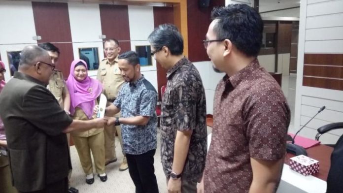 Penyerahan Piagam. Bupati Kubu Raya, H Rusman Ali menyerahkan piagam serta uang pembinaan terhadap juara 1 sayembara perancangan penataan Bundaran Arteri Supadio Kabupaten Kubu Raya, Alfriady Ivan Sahadula di Kantor Bupati Kubu Raya. Syamsul Arifin/RK.