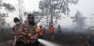 Api Hanya Empat Meter dari Rumah Kapolda Kalbar Irjen Pol Didi Haryono ikut memadamkan api di Sungai Raya Dalam ujung, belakang Komplek Korpri, Minggu (22/8). Humas Polda for RK