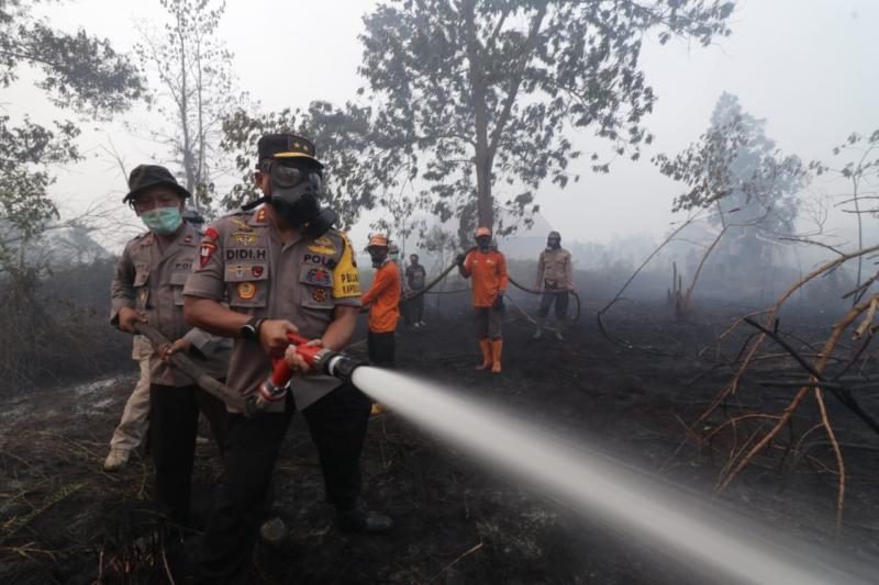 Kapolda Kalbar Irjen Pol Didi Haryono ikut memadamkan api di Sungai Raya Dalam ujung, belakang Komplek Korpri, Minggu (22/8). Humas Polda for RK