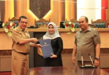 Penandatanganan Nota Kesepakatan KUA dan PPAS 2019 Bersalaman. Wakil Ketua DPRD Provinsi Kalbar, Hj Suma Jenny Heryanti, SH, MH didampingi Ir H Suriansyah, MMA bersalaman dengan Sekda Provinsi Kalbar, HM Zeet Hamdy Assovie. Dalam paripurna penandatanganan nota kesepakatan antara Pemerintah Provinsi Kalbar dan DPRD Provinsi Kalbar tentang KUA-PPAS Tahun Anggaran 2019 di Balairung Sari, Gedung Parlemen Kalbar, Selasa (22/8). Zainudin/RK.