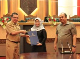 Bersalaman. Wakil Ketua DPRD Provinsi Kalbar, Hj Suma Jenny Heryanti, SH, MH didampingi Ir H Suriansyah, MMA bersalaman dengan Sekda Provinsi Kalbar, HM Zeet Hamdy Assovie. Dalam paripurna penandatanganan nota kesepakatan antara Pemerintah Provinsi Kalbar dan DPRD Provinsi Kalbar tentang KUA-PPAS Tahun Anggaran 2019 di Balairung Sari, Gedung Parlemen Kalbar, Selasa (22/8). Zainudin/RK.