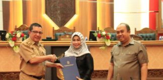 Penandatanganan Nota Kesepakatan KUA dan PPAS 2019 Bersalaman. Wakil Ketua DPRD Provinsi Kalbar, Hj Suma Jenny Heryanti, SH, MH didampingi Ir H Suriansyah, MMA bersalaman dengan Sekda Provinsi Kalbar, HM Zeet Hamdy Assovie. Dalam paripurna penandatanganan nota kesepakatan antara Pemerintah Provinsi Kalbar dan DPRD Provinsi Kalbar tentang KUA-PPAS Tahun Anggaran 2019 di Balairung Sari, Gedung Parlemen Kalbar, Selasa (22/8). Zainudin/RK.
