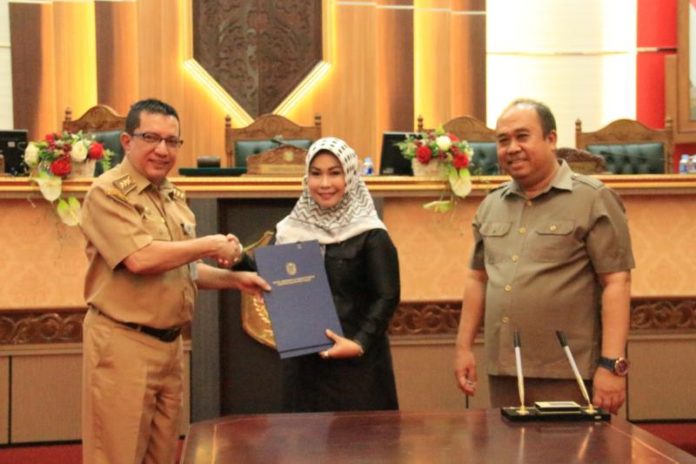 Bersalaman. Wakil Ketua DPRD Provinsi Kalbar, Hj Suma Jenny Heryanti, SH, MH didampingi Ir H Suriansyah, MMA bersalaman dengan Sekda Provinsi Kalbar, HM Zeet Hamdy Assovie. Dalam paripurna penandatanganan nota kesepakatan antara Pemerintah Provinsi Kalbar dan DPRD Provinsi Kalbar tentang KUA-PPAS Tahun Anggaran 2019 di Balairung Sari, Gedung Parlemen Kalbar, Selasa (22/8). Zainudin/RK.