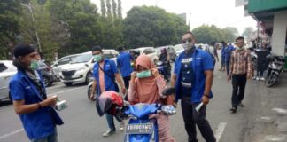 IKBKP Bagikan 10.000 Masker BAGIKAN MASKER. IKBKP membagikan masker kepada masyarakat di Jalan Diponegoro Selasa (21/8). IKBKP for RK