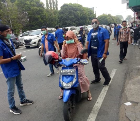 IKBKP Bagikan 10.000 Masker BAGIKAN MASKER. IKBKP membagikan masker kepada masyarakat di Jalan Diponegoro Selasa (21/8). IKBKP for RK