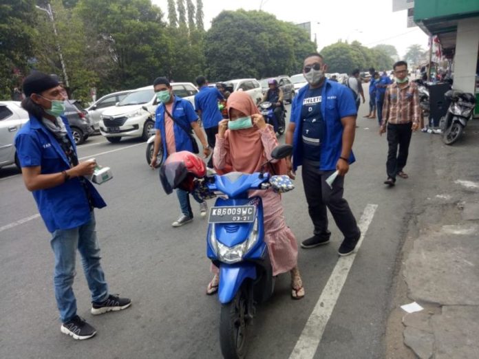 BAGIKAN MASKER. IKBKP membagikan masker kepada masyarakat di Jalan Diponegoro Selasa (21/8). IKBKP for RK