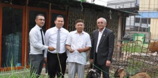 Hotel Aston Salurkan 7 Ekor Kambing HEWAN KURBAN. Anto W Soemartono menyerahkan hewan kurban kepada salah seorang pengurus Masjid di Kota Pontianak, Senin (20/8). Hotel Aston for RK