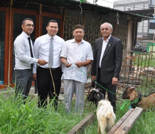Hotel Aston Salurkan 7 Ekor Kambing HEWAN KURBAN. Anto W Soemartono menyerahkan hewan kurban kepada salah seorang pengurus Masjid di Kota Pontianak, Senin (20/8). Hotel Aston for RK