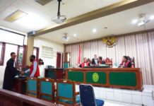 Sidang Eksepsi Perkara Candaan Bom SANTUN. Sambi tersenyum, Fran menyalami jaksa yang menuntutnya dalam persidangan eksepsi di PN Mempawah, Selasa (21/8) sore--Ocsya Ade CP