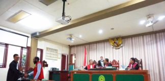 Sidang Eksepsi Perkara Candaan Bom SANTUN. Sambi tersenyum, Fran menyalami jaksa yang menuntutnya dalam persidangan eksepsi di PN Mempawah, Selasa (21/8) sore--Ocsya Ade CP