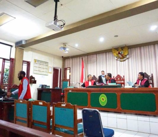 Sidang Eksepsi Perkara Candaan Bom SANTUN. Sambi tersenyum, Fran menyalami jaksa yang menuntutnya dalam persidangan eksepsi di PN Mempawah, Selasa (21/8) sore--Ocsya Ade CP