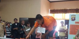 Rekonstruksi Pembunuhan di Kandang Ayam Rasau Jaya III REKONSTRUKSI. Pidelis peragakan 46 adegan menghabisi nyawa dua rekannya dalam rekonstruksi di Mapolresta Pontianak, Kamis (23/8) sekira pukul 10.00 WIB--Andi Ridwansyah