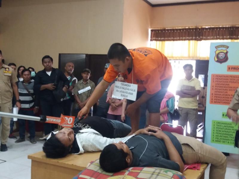 REKONSTRUKSI. Pidelis peragakan 46 adegan menghabisi nyawa dua rekannya dalam rekonstruksi di Mapolresta Pontianak, Kamis (23/8) sekira pukul 10.00 WIB--Andi Ridwansyah
