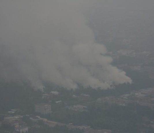 21 Hotspot di Kawasan Perusahaan, Penegakkan Hukum Dinilai Lemah KEPULAN ASAP. Asap akibat kebakaran lahan di Kota Pontianak dan sekitarnya yang terjadi pada Kamis (23/8). Pendam XII/Tpr for RK