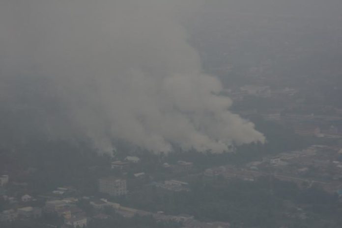 KEPULAN ASAP. Asap akibat kebakaran lahan di Kota Pontianak dan sekitarnya yang terjadi pada Kamis (23/8). Pendam XII/Tpr for RK