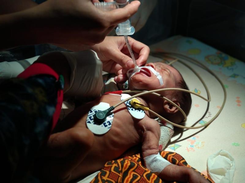 PENANGANAN MEDIS. Kondisi Fikri Haryadi yang dipasang alat bantu pernapasan mendapat pertolongan medis di Rumah Sakit ABK, Pontianak, Jumat (24/8). Rumah Zakat Kalbar for RK