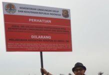 Segel Lahan Terbakar di Lima Perusahaan SEGEL. Tim Kementerian KLH menyegel lahan terbakar di salah satu area perusahaan perkebunan di Kubu Raya, kemarin. Kementerian LHK for RK