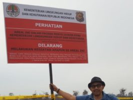 SEGEL. Tim Kementerian KLH menyegel lahan terbakar di salah satu area perusahaan perkebunan di Kubu Raya, kemarin. Kementerian LHK for RK