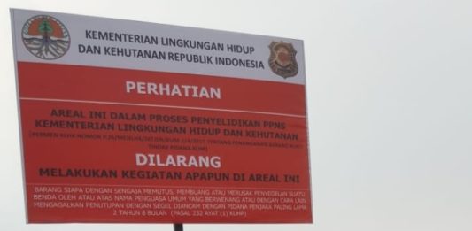 Segel Lahan Terbakar di Lima Perusahaan SEGEL. Tim Kementerian KLH menyegel lahan terbakar di salah satu area perusahaan perkebunan di Kubu Raya, kemarin. Kementerian LHK for RK