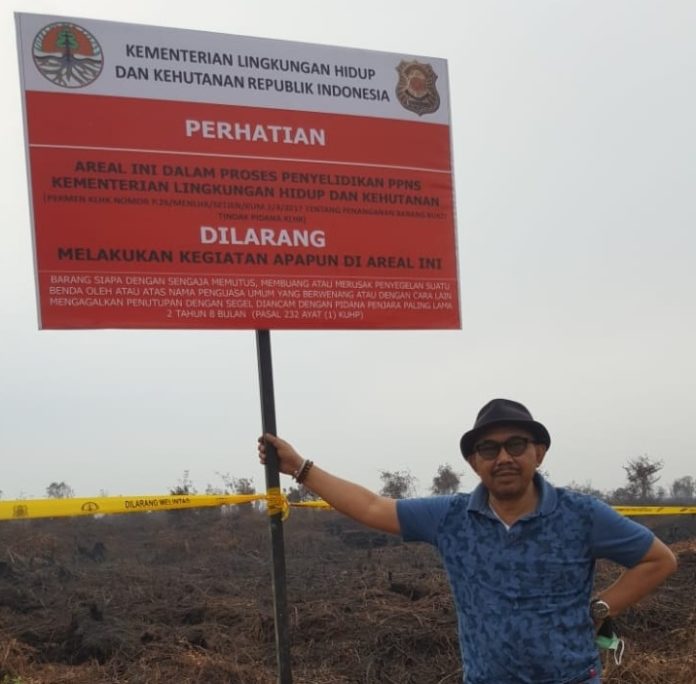 SEGEL. Tim Kementerian KLH menyegel lahan terbakar di salah satu area perusahaan perkebunan di Kubu Raya, kemarin. Kementerian LHK for RK