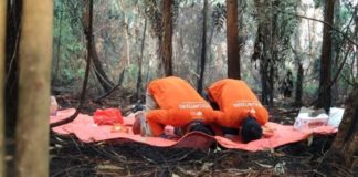 Hujan Deras Disambut Syukur DOA. Para relawan berdoa agar hujan segera turun dan seluruh bencana kabut asap 2018 dapat segera teratasi, di belakang Farmasi Untan, Sepakat 2, Pontianak, belum lama ini.