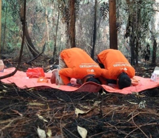 Hujan Deras Disambut Syukur DOA. Para relawan berdoa agar hujan segera turun dan seluruh bencana kabut asap 2018 dapat segera teratasi, di belakang Farmasi Untan, Sepakat 2, Pontianak, belum lama ini.