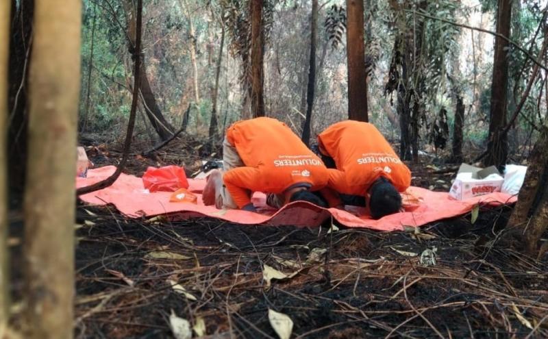 DOA. Para relawan berdoa agar hujan segera turun dan seluruh bencana kabut asap 2018 dapat segera teratasi, di belakang Farmasi Untan, Sepakat 2, Pontianak, belum lama ini.