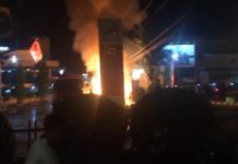 Pertamina: Api Diduga dari Listrik Statis MENDADAK. Mobil tangki BBM di SPBU jalan Teuku Umar Pontianak yang mendadak terbakar, Senin (27/8) malam. Warganet for RK