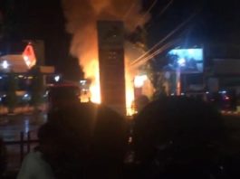 MENDADAK. Mobil tangki BBM di SPBU jalan Teuku Umar Pontianak yang mendadak terbakar, Senin (27/8) malam. Warganet for RK