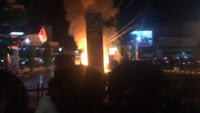 MENDADAK. Mobil tangki BBM di SPBU jalan Teuku Umar Pontianak yang mendadak terbakar, Senin (27/8) malam. Warganet for RK