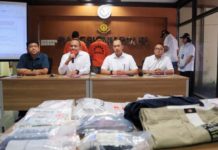 Maling 4 Ribu Data Kartu Kredit HADIRKAN PENCURI DAN BARANG BUKTINYA. Kabareskrim Irjen Arief Sulistyanto (2 dari kiri) dan jajaran menghadirkan para tersangka dan barang bukti kejahatan siber pencurian 4 ribu data kartu kredit WN Australia, di kantor Bareskrim, Jakarta, Selasa (28/8). FEDRIK TARIGAN-JAWA POS