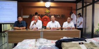 Maling 4 Ribu Data Kartu Kredit HADIRKAN PENCURI DAN BARANG BUKTINYA. Kabareskrim Irjen Arief Sulistyanto (2 dari kiri) dan jajaran menghadirkan para tersangka dan barang bukti kejahatan siber pencurian 4 ribu data kartu kredit WN Australia, di kantor Bareskrim, Jakarta, Selasa (28/8). FEDRIK TARIGAN-JAWA POS