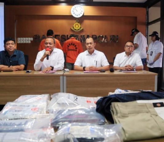 Maling 4 Ribu Data Kartu Kredit HADIRKAN PENCURI DAN BARANG BUKTINYA. Kabareskrim Irjen Arief Sulistyanto (2 dari kiri) dan jajaran menghadirkan para tersangka dan barang bukti kejahatan siber pencurian 4 ribu data kartu kredit WN Australia, di kantor Bareskrim, Jakarta, Selasa (28/8). FEDRIK TARIGAN-JAWA POS