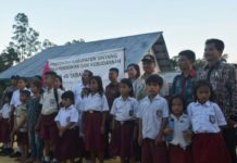 Perubahan Status Sekolah Jarak Jauh Jadi SDN 46 Tabau BERSAMA MURID. Askiman berfoto bersama para murid SDN 46 Tabau Desa Swadaya Kecamatan Ketungau Tengah, Minggu (26/8). Benidiktus Krismono -RK.