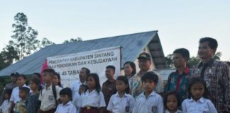 Perubahan Status Sekolah Jarak Jauh Jadi SDN 46 Tabau BERSAMA MURID. Askiman berfoto bersama para murid SDN 46 Tabau Desa Swadaya Kecamatan Ketungau Tengah, Minggu (26/8). Benidiktus Krismono -RK.