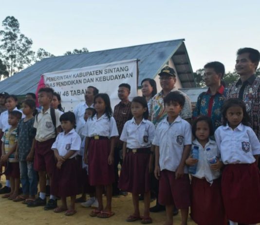 Perubahan Status Sekolah Jarak Jauh Jadi SDN 46 Tabau BERSAMA MURID. Askiman berfoto bersama para murid SDN 46 Tabau Desa Swadaya Kecamatan Ketungau Tengah, Minggu (26/8). Benidiktus Krismono -RK.