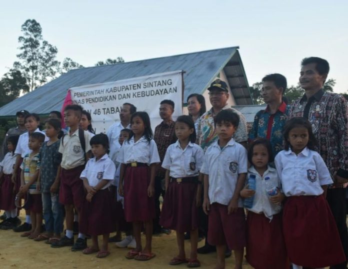 BERSAMA MURID. Askiman berfoto bersama para murid SDN 46 Tabau Desa Swadaya Kecamatan Ketungau Tengah, Minggu (26/8). Benidiktus Krismono -RK.