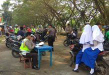 Jumlah Curanmor di Pontianak Kota Tinggi, Polisi Rutin Razia RAZIA. Anggota Polsek Pontianak Kota tengah melakukan pemeriksaan surat menyurat kendaraan bermotor di Jalan Ampera, Kelurahan Sungai Jawi, Kecamatan Pontianak Kota, Selasa, (28/8)--Andi Riduansyah